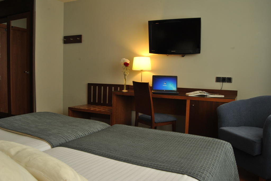 อวันต์ ตอเรฆอน Hotel ตอร์เรคอน เด อาร์ดอซ ภายนอก รูปภาพ